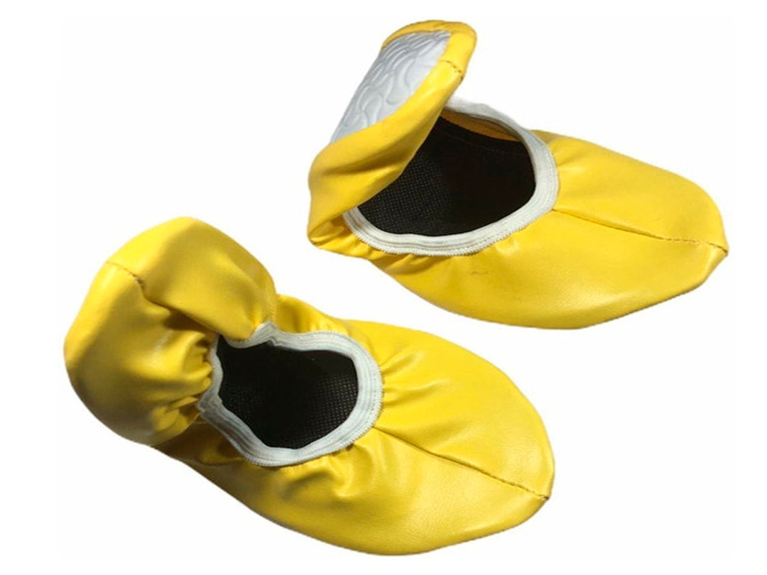 Par de zapatos toreras para niña en color amarillo con borde blanco.