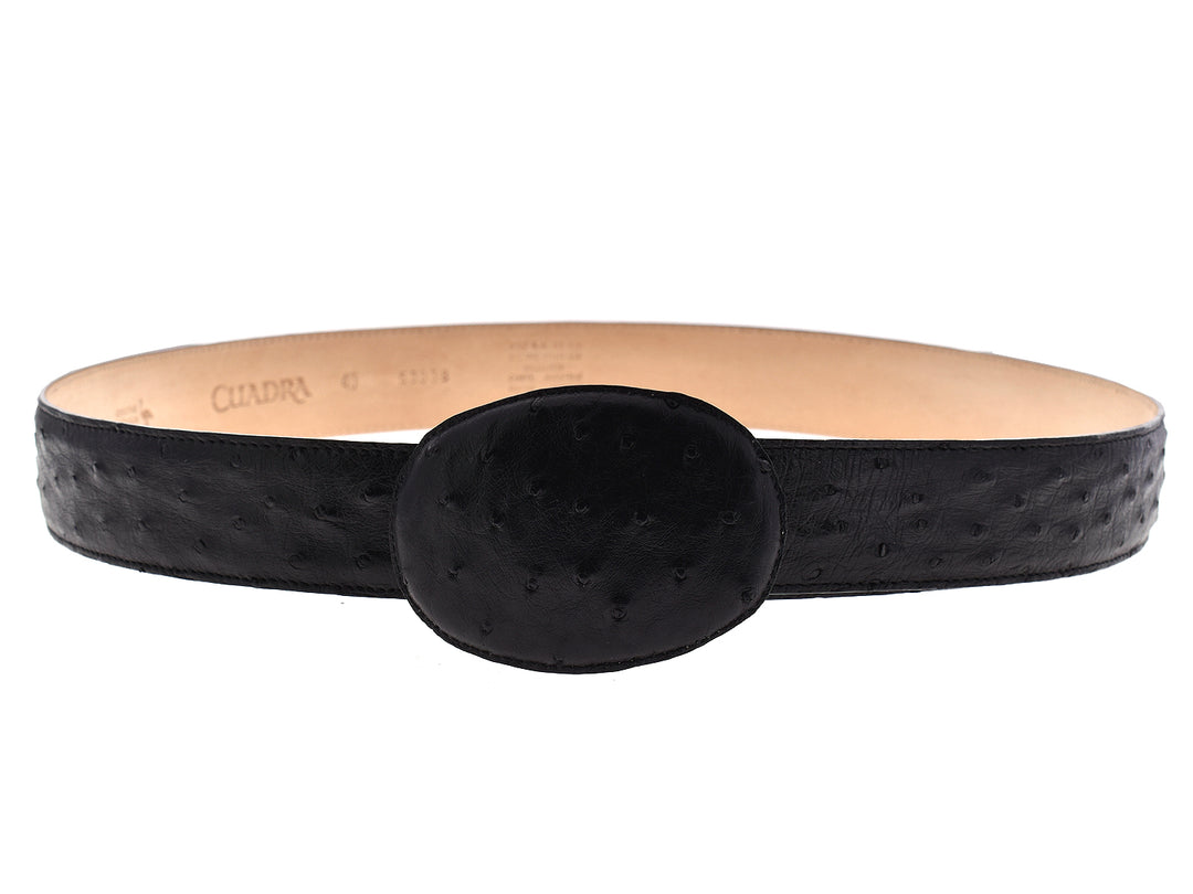 Cinturón de cuero negro con textura de avestruz y cierre ovalado.
