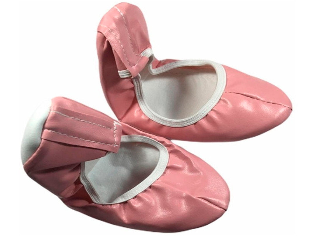 Par de zapatos tipo ballet color rosa pastel para niña con borde blanco.