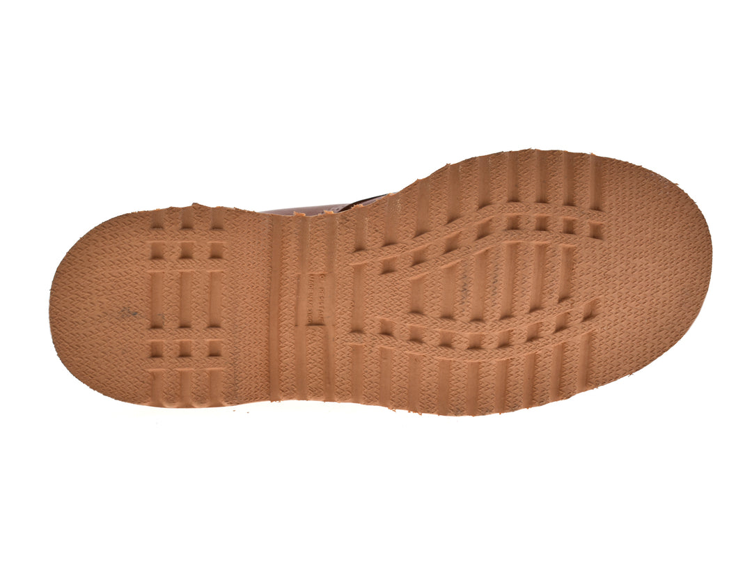 Botas de cuero color miel con cordones y costuras blancas para hombre.