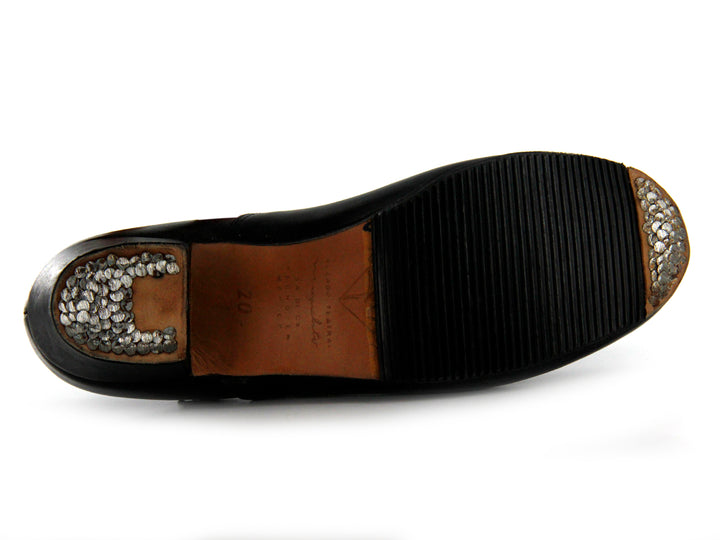 Par de zapatos negros estilo Mary Jane para niños con correa y hebilla.