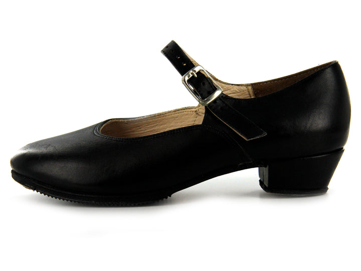 Par de zapatos negros estilo Mary Jane para niños con correa y hebilla.