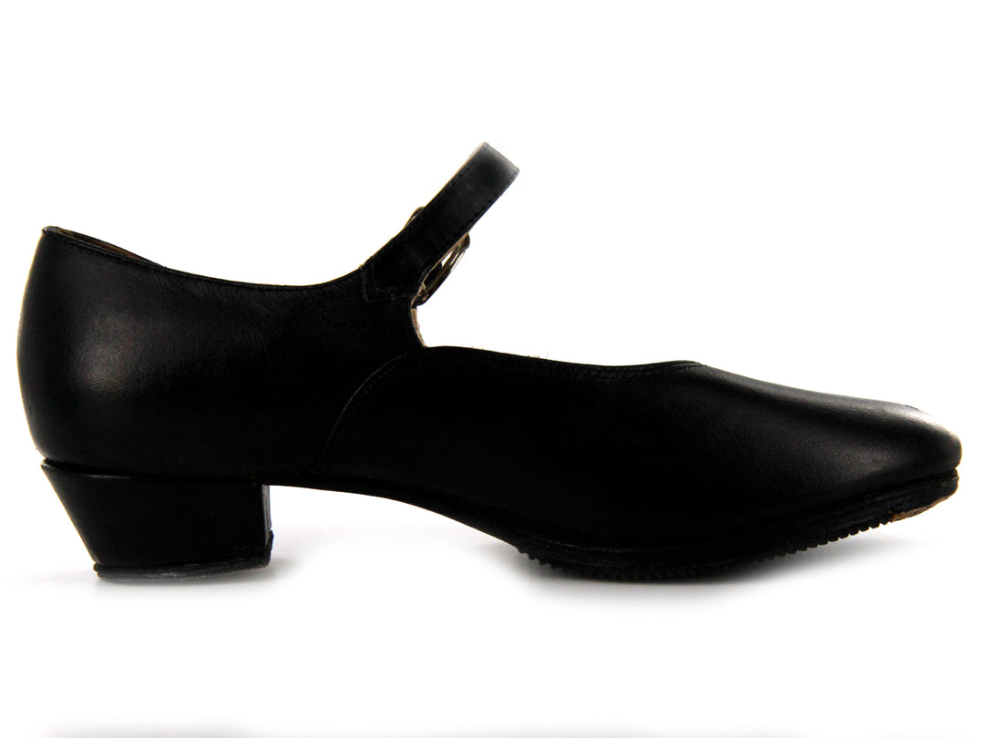 Par de zapatos negros estilo Mary Jane para niños con correa y hebilla.