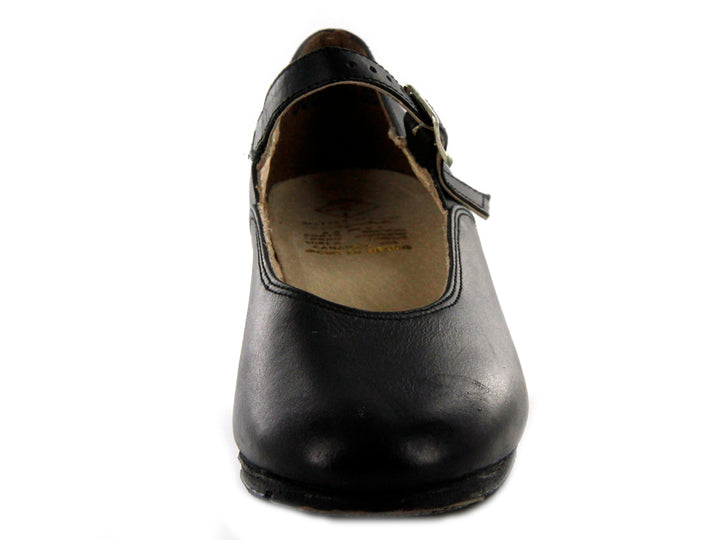 Par de zapatos negros estilo Mary Jane para niños con correa y hebilla.