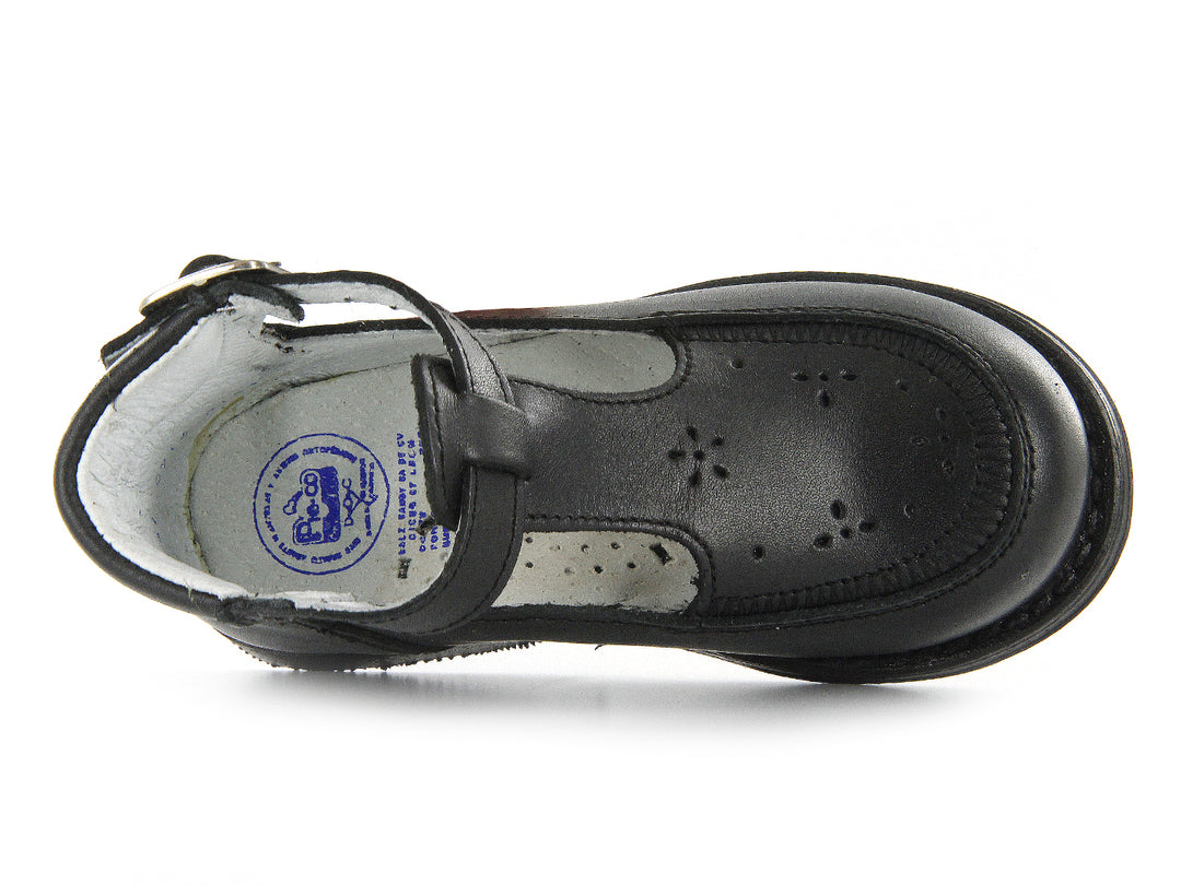Par de zapatos negros para niño con correa y hebilla, estilo clásico con detalles perforados.