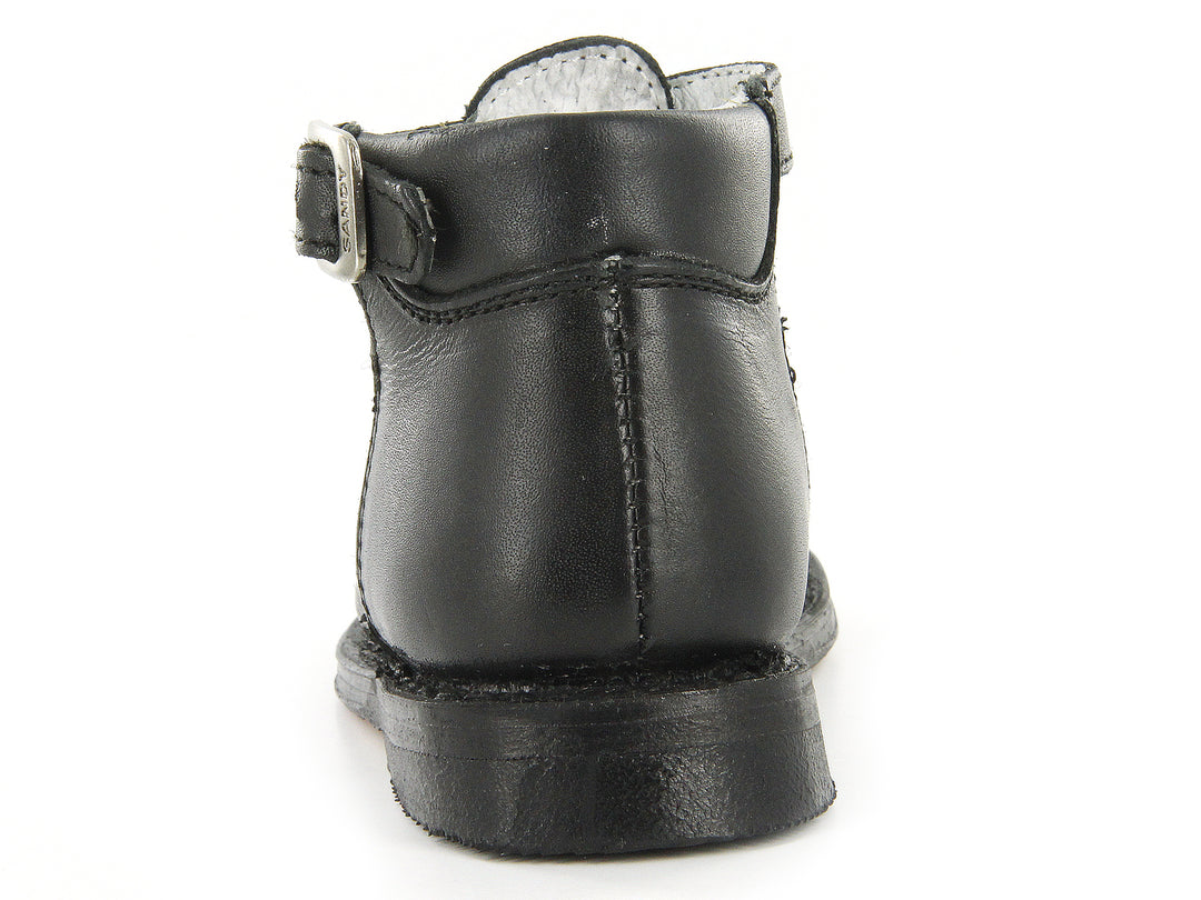 Par de zapatos negros para niño con correa y hebilla, estilo clásico con detalles perforados.