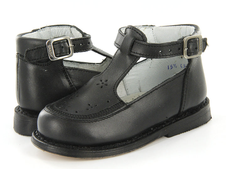 Par de zapatos negros para niño con correa y hebilla, estilo clásico con detalles perforados.