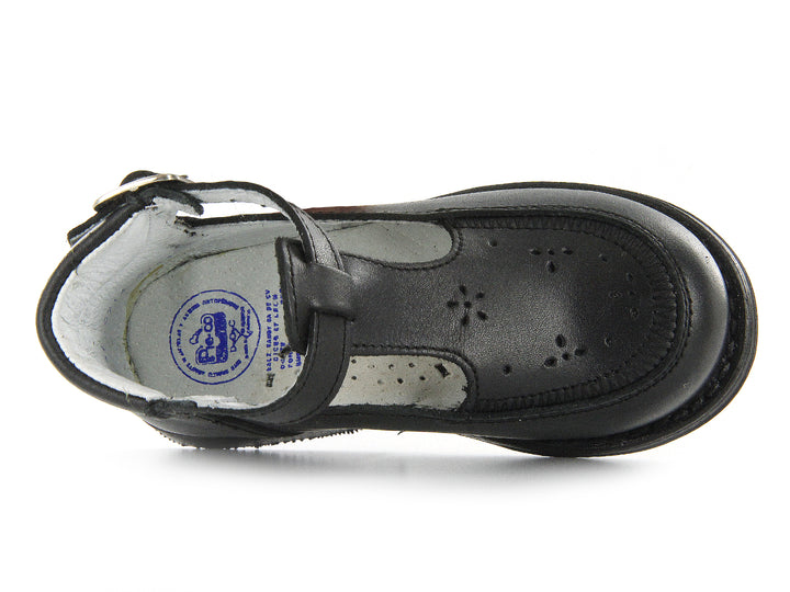 Par de zapatos negros para niño con correa y hebilla, estilo clásico con detalles perforados.