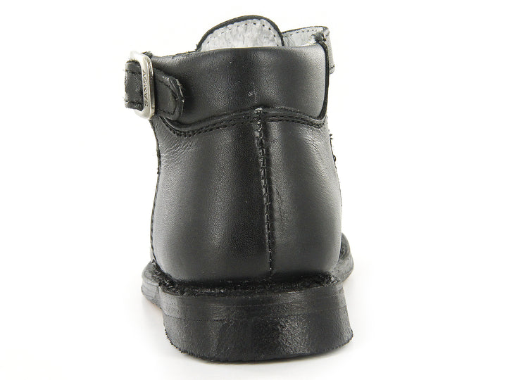 Par de zapatos negros para niño con correa y hebilla, estilo clásico con detalles perforados.
