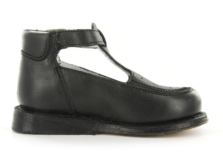 Par de zapatos negros para niño con correa y hebilla, estilo clásico con detalles perforados.
