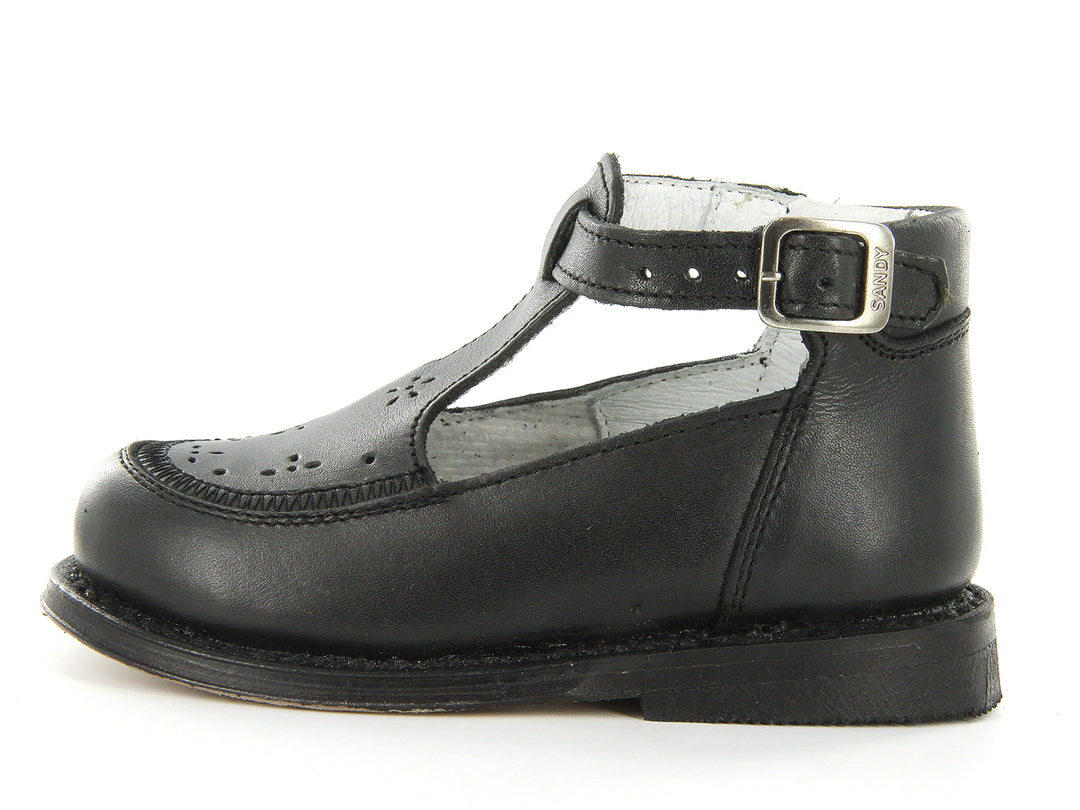 Par de zapatos negros para niño con correa y hebilla, estilo clásico escolar.