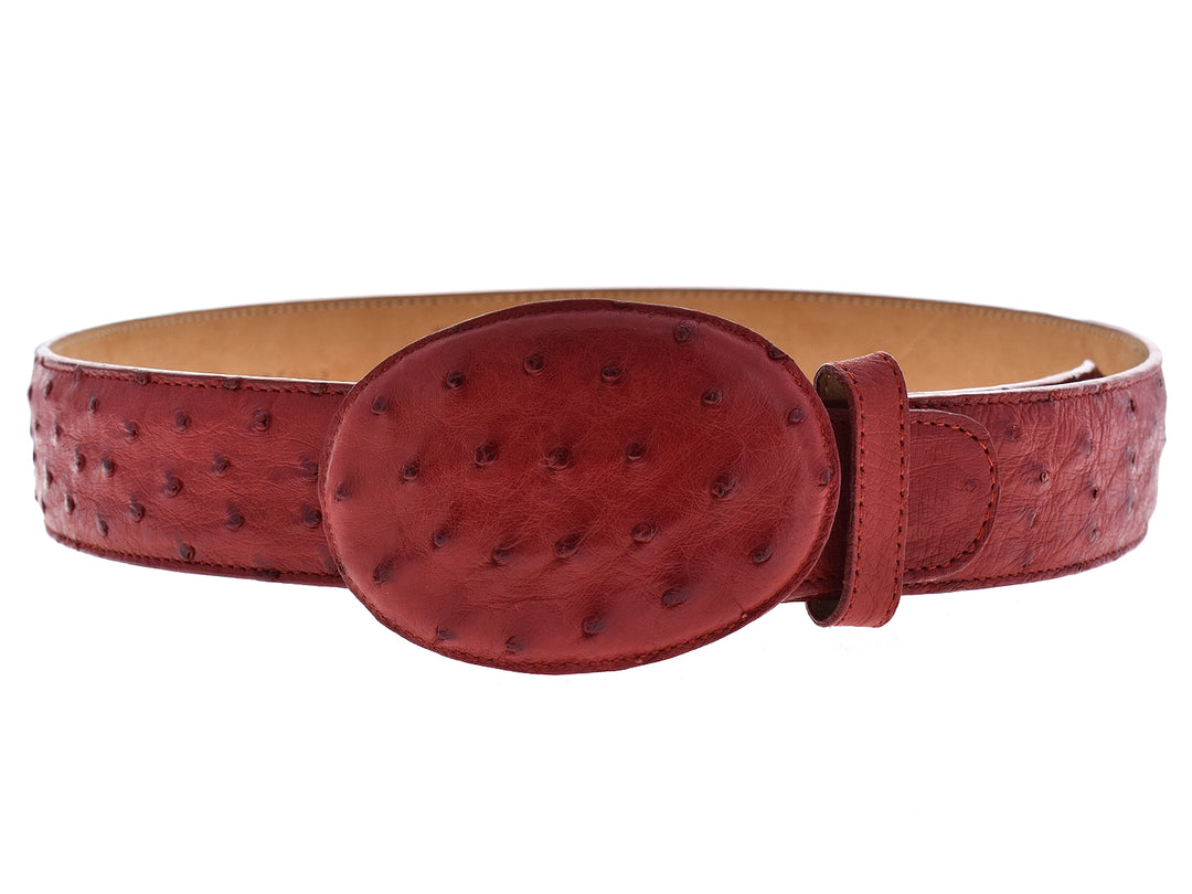 Cinturón de cuero color rojo flama con textura de piel de avestruz y hebilla ovalada.