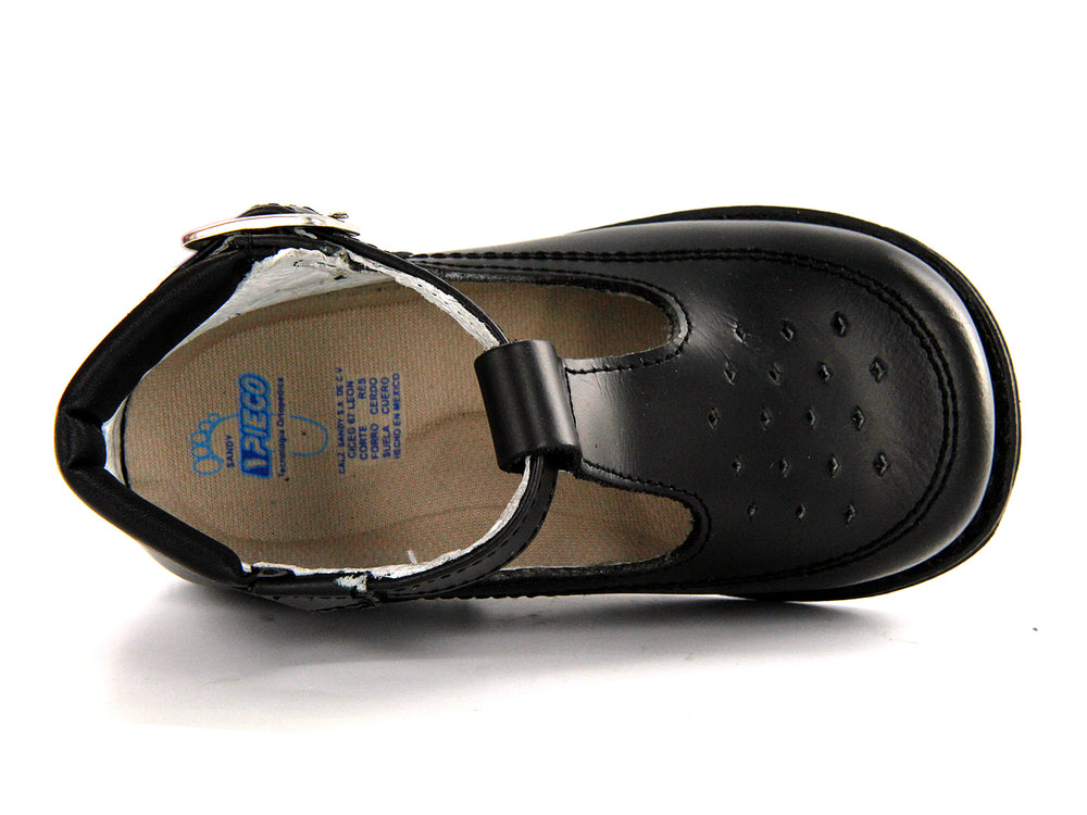 Par de zapatos negros de cuero para niño con correa y hebilla plateada, estilo clásico escolar.