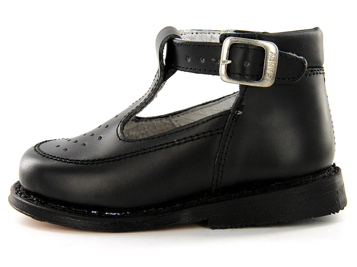 Par de zapatos negros para niño con correa y hebilla plateada, estilo clásico escolar.