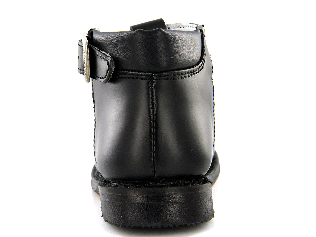 Par de zapatos negros para niño con correa y hebilla plateada, estilo clásico escolar.
