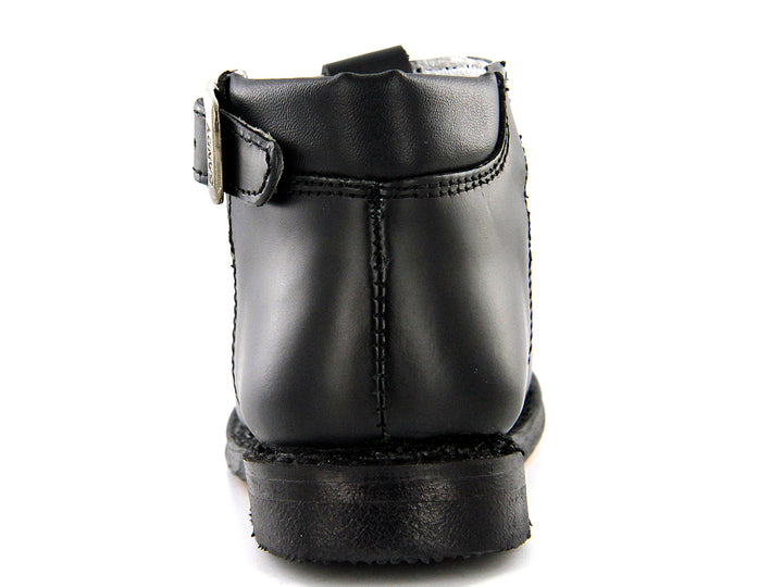 Par de zapatos negros para niño con correa y hebilla plateada, estilo clásico escolar.