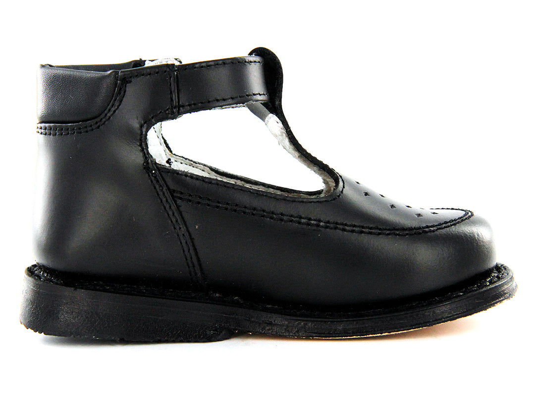 Par de zapatos negros para niño con correa y hebilla plateada, estilo clásico escolar.