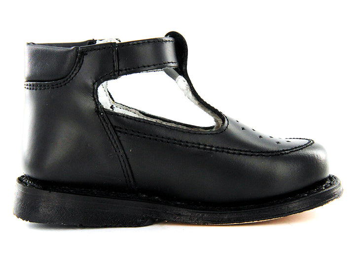 Par de zapatos negros para niño con correa y hebilla plateada, estilo clásico escolar.