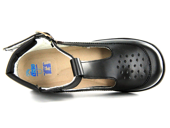 Par de zapatos escolares negros para niña con correa y hebilla plateada sobre fondo blanco.