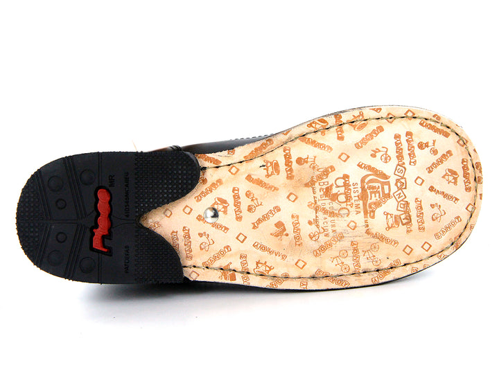 Par de zapatos escolares negros para niña con correa y hebilla plateada sobre fondo blanco.