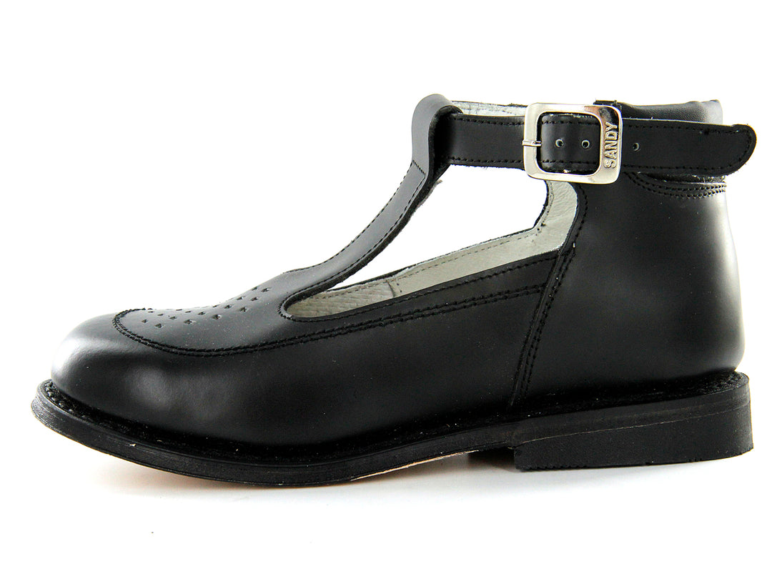 Par de zapatos escolares negros para niña con correa y hebilla plateada sobre fondo blanco.