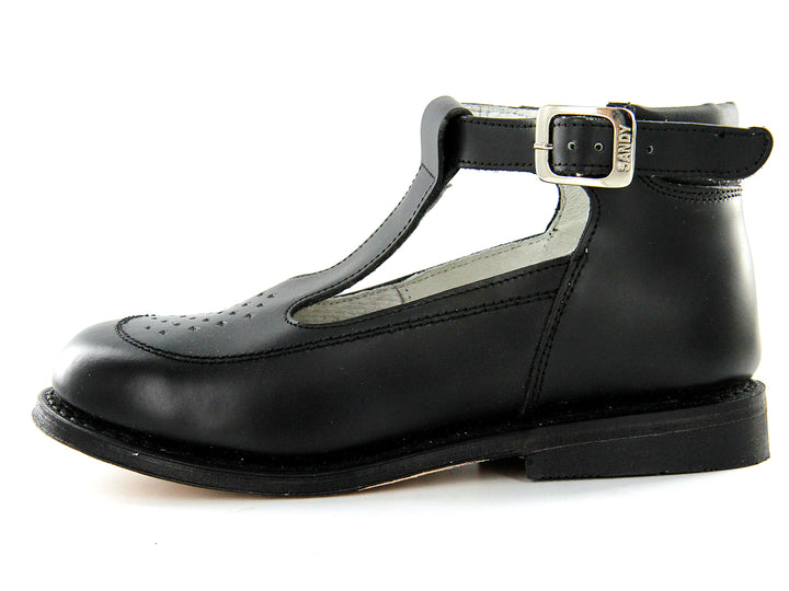Par de zapatos escolares negros para niña con correa y hebilla plateada sobre fondo blanco.