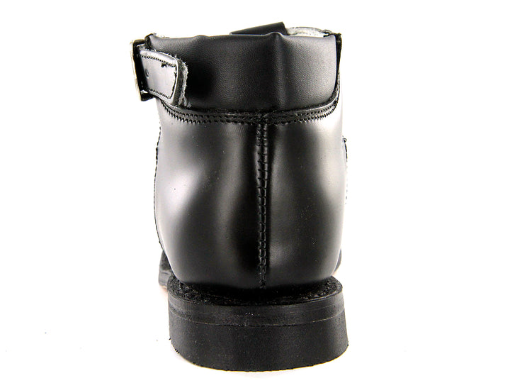 Par de zapatos escolares negros para niña con correa y hebilla plateada sobre fondo blanco.