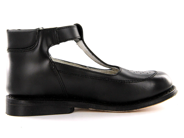 Par de zapatos escolares negros para niña con correa y hebilla plateada sobre fondo blanco.