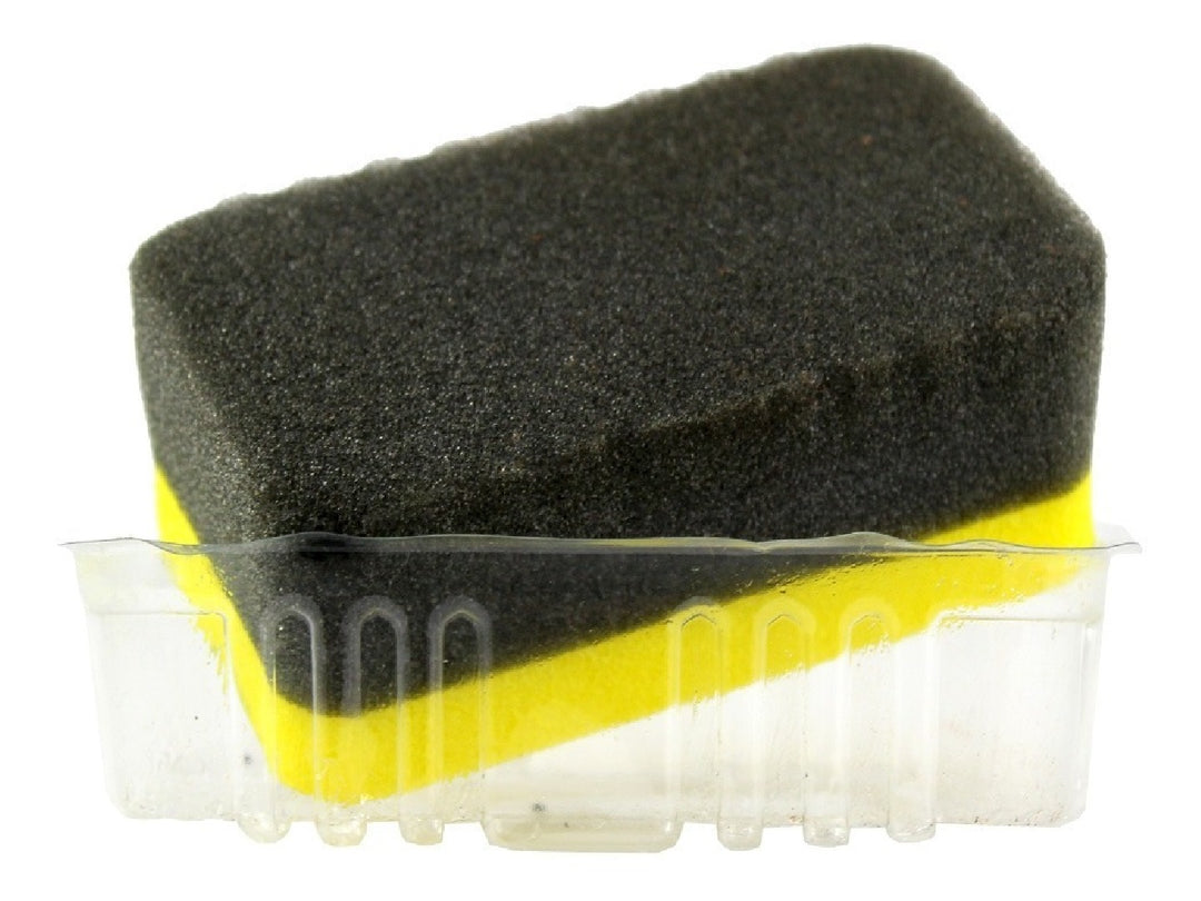 Esponja abrillantadora Calzanetto de color negro y amarillo sobre una base de plástico transparente.
