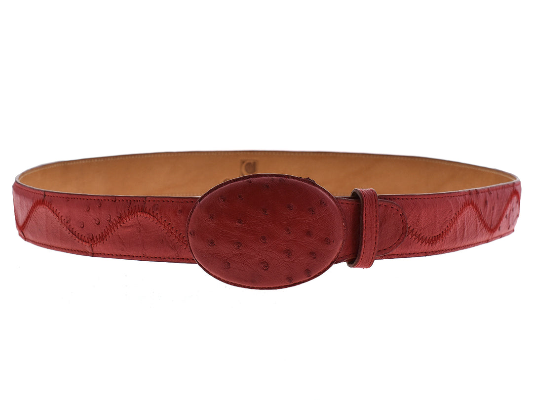 Cinturón de cuero color rojo flama con textura grabada y cierre ovalado.