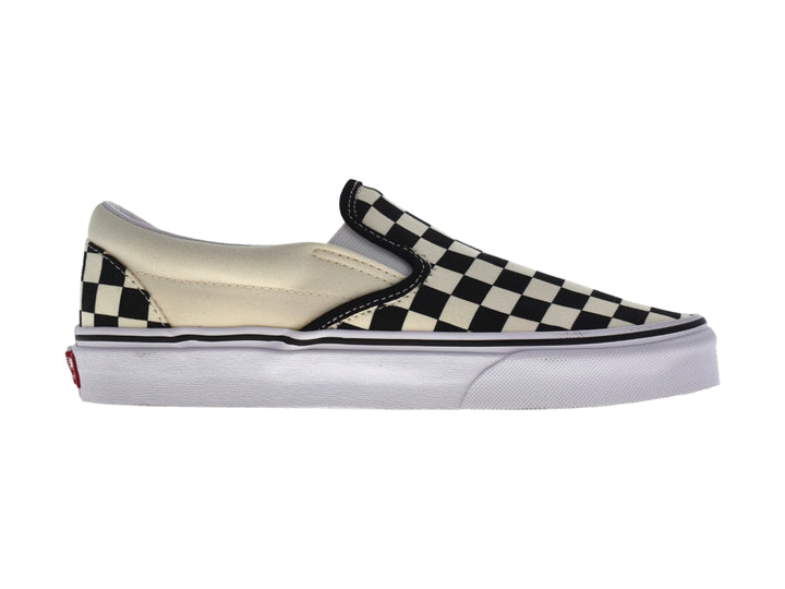 Tenis Vans Classic Slip On con diseño de cuadros en blanco y negro y suela blanca.