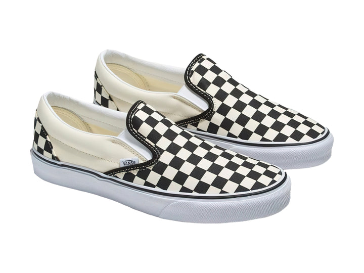Tenis Vans Classic Slip On con diseño de cuadros en blanco y negro y suela blanca.