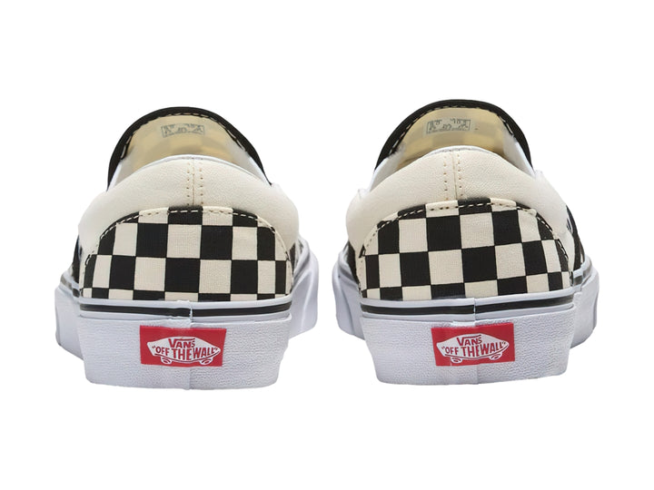 Tenis Vans Classic Slip On con diseño de cuadros en blanco y negro y suela blanca.