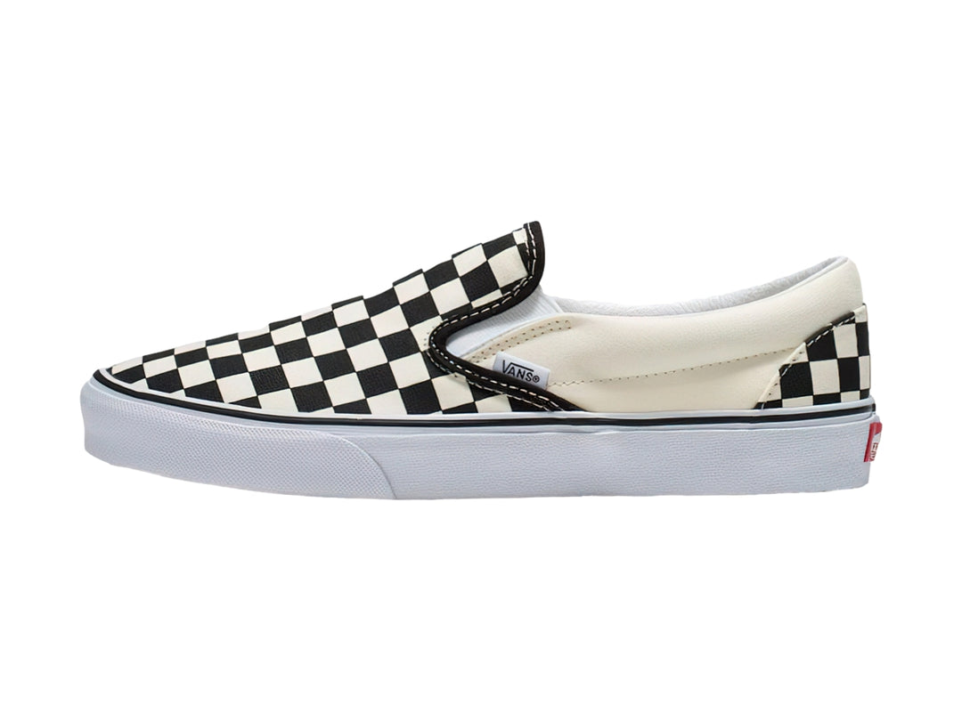 Tenis Vans Classic Slip On con diseño de cuadros en blanco y negro y suela blanca.