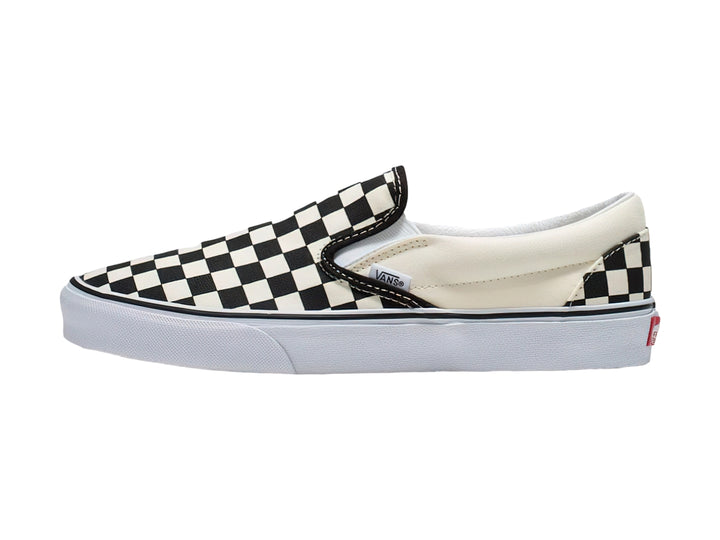 Tenis Vans Classic Slip On con diseño de cuadros en blanco y negro y suela blanca.