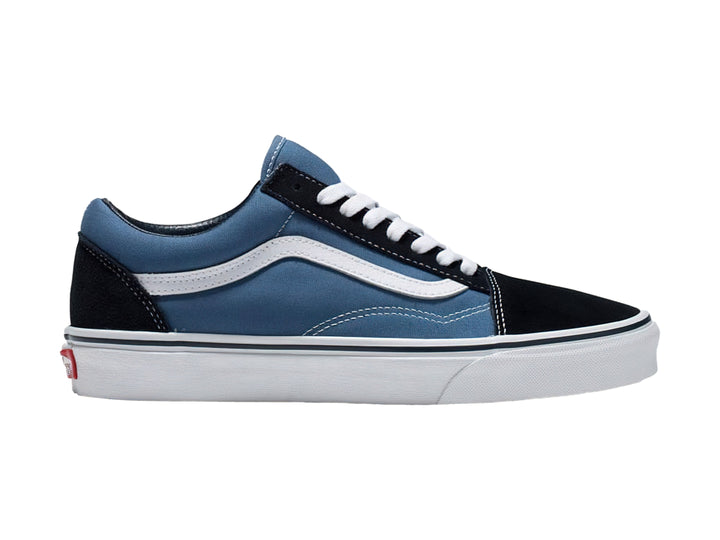 Tenis VANS Old Skool en color azul navy con detalles en negro y blanco, perfil bajo y suela blanca.