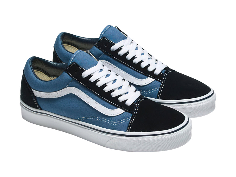 Tenis VANS Old Skool en color azul navy con detalles en negro y blanco, perfil bajo y suela blanca.