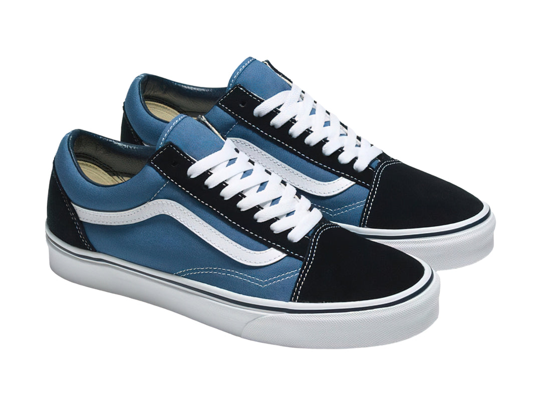 Tenis VANS Old Skool en color azul navy con detalles en negro y blanco, perfil bajo y suela blanca.