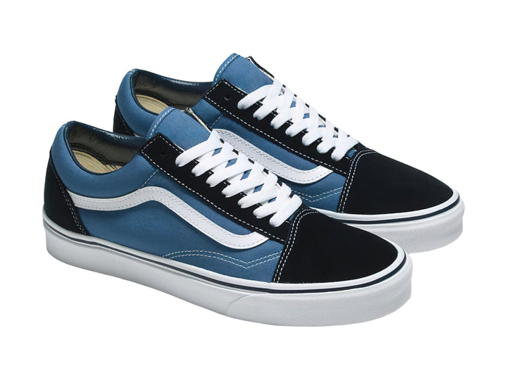 Tenis VANS Old Skool en color azul navy con detalles en negro y blanco, perfil bajo y suela blanca.