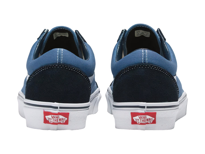 Tenis VANS Old Skool en color azul navy con detalles en negro y blanco, perfil bajo y suela blanca.