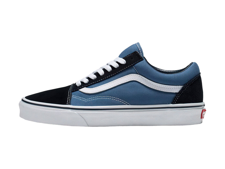 Tenis VANS Old Skool en color azul navy con detalles en negro y blanco, perfil bajo y suela blanca.