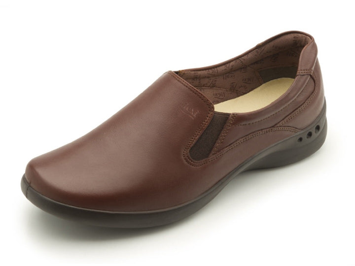 Zapato plano Flexi para mujer en color moka, de cuero y diseño cómodo.
