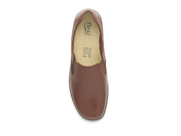 Zapato plano Flexi para mujer en color moka, de cuero y diseño cómodo.