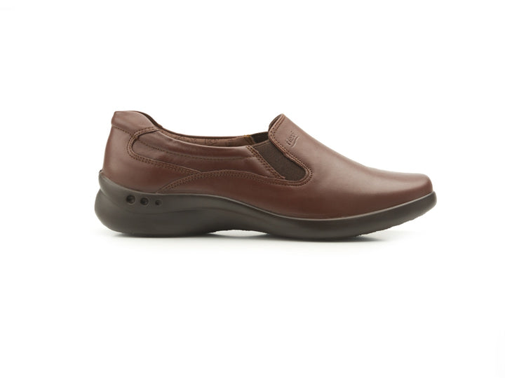 Zapato plano Flexi para mujer en color moka, de cuero y diseño cómodo.
