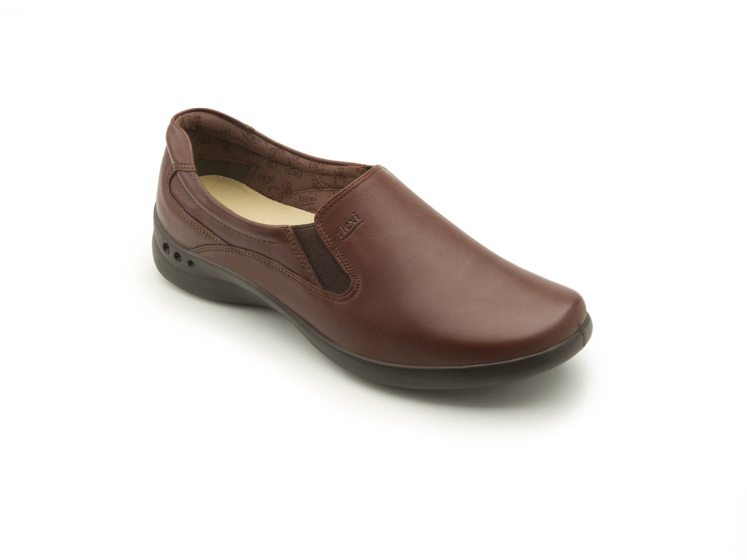 Zapato plano Flexi para mujer en color moka, de cuero y diseño cómodo.