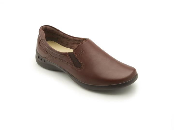 Zapato plano Flexi para mujer en color moka, de cuero y diseño cómodo.