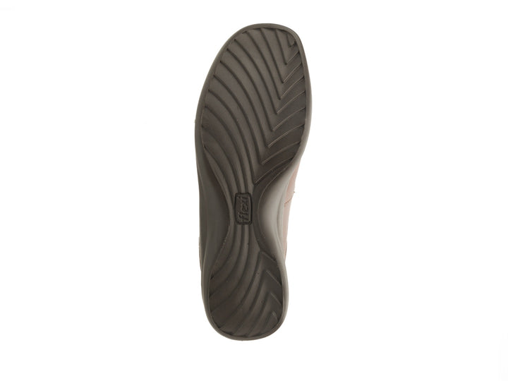 Zapato plano Flexi para mujer en color moka, de cuero y diseño cómodo.