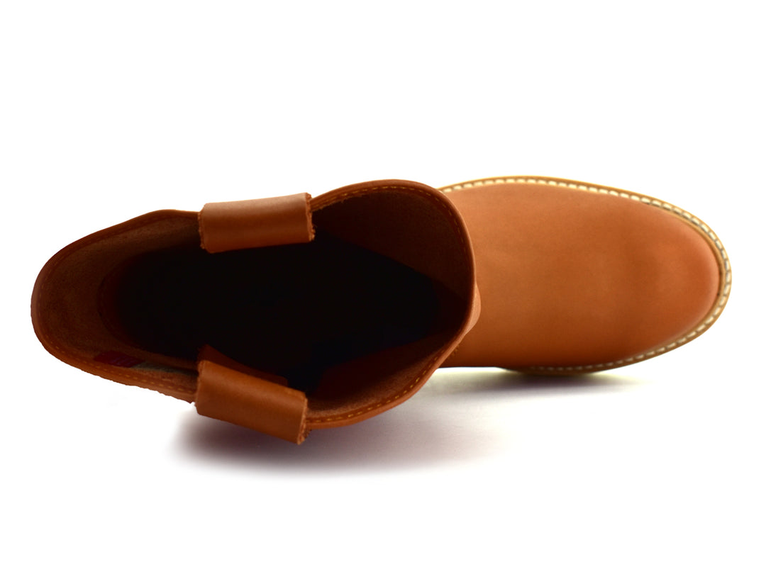 Bota de cuero color miel con suela amarilla gruesa, estilo western para hombre.