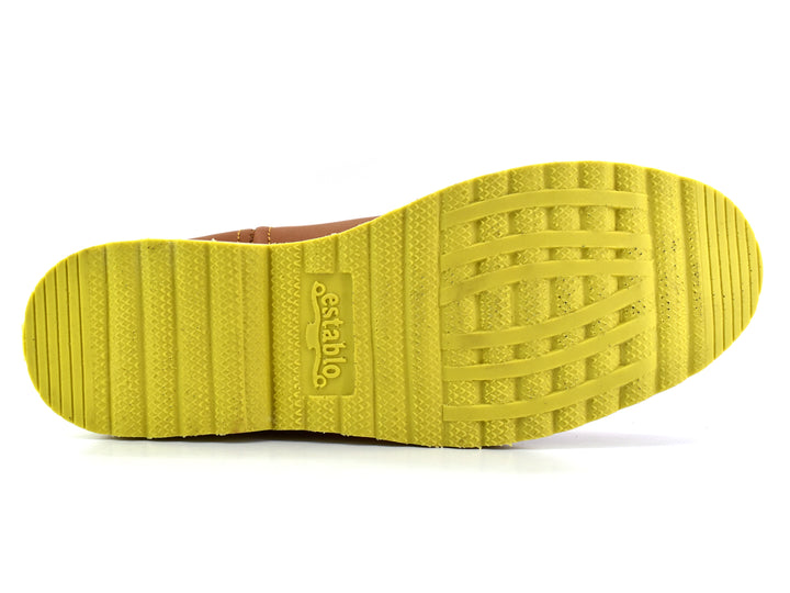 Bota de cuero color miel con suela amarilla gruesa, estilo western para hombre.