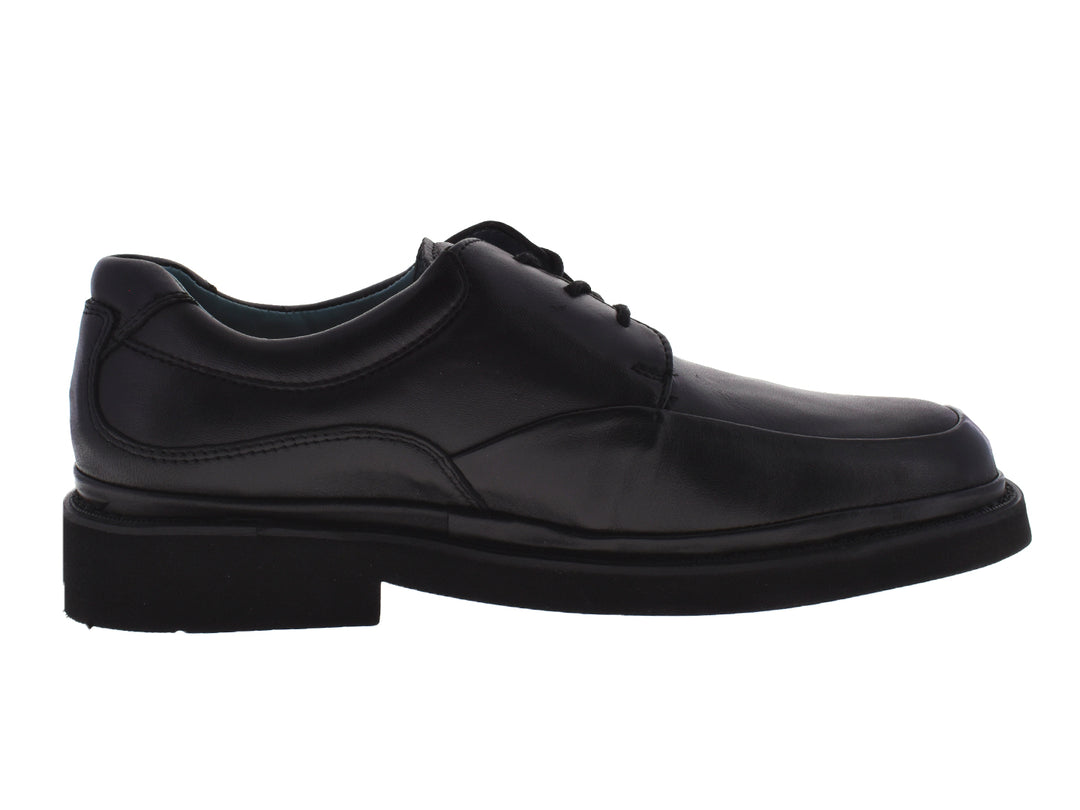 Zapato formal color negro para niño con cordones y suela robusta sobre fondo blanco.